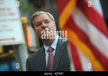 NEW YORK, NY - SEPTEMBER 01: US-Senatorin Lindsey Graham (R-SC) wartet auf eine "Stopp Iran-Rallye", die sich mit dem Atomabkommen mit dem Iran am 1. September 2015 in New York City beschäftigt. Graham ist einer von 16 republikanischen Hoffnungsträgern, die um die Nominierung des republikanischen Präsidenten kandidieren. Der Kongress hat bis September 16 Zeit, um entweder offiziell die Deal People zu unterstützen oder zu denunzieren: Sen. Lindsey Graham Stockfoto