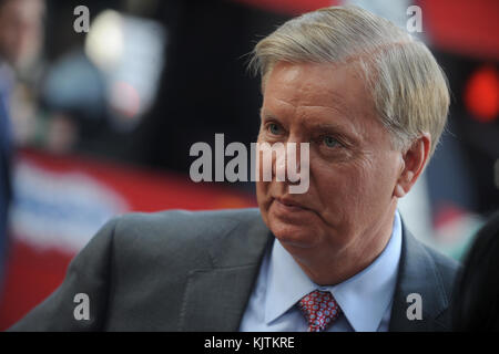 NEW YORK, NY - SEPTEMBER 01: US-Senatorin Lindsey Graham (R-SC) wartet auf eine "Stopp Iran-Rallye", die sich mit dem Atomabkommen mit dem Iran am 1. September 2015 in New York City beschäftigt. Graham ist einer von 16 republikanischen Hoffnungsträgern, die um die Nominierung des republikanischen Präsidenten kandidieren. Der Kongress hat bis September 16 Zeit, um entweder offiziell die Deal People zu unterstützen oder zu denunzieren: Sen. Lindsey Graham Stockfoto