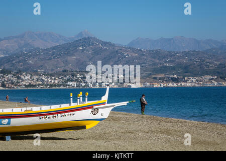 Spanien, Andalusien, Costa del Sol, Torre del Mar, Beach & Boot Stockfoto