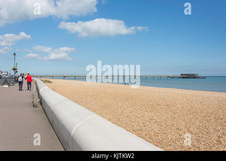 Strand und Seebrücke von der Promenade, Deal, Kent, England, Vereinigtes Königreich Stockfoto