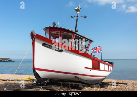 'Morning Dunst' Fischerboot am Strand, Deal, Kent, England, Vereinigtes Königreich Stockfoto