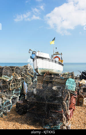 Hummer Töpfe und Angeln Boot am Strand, Deal, Kent, England, Vereinigtes Königreich Stockfoto