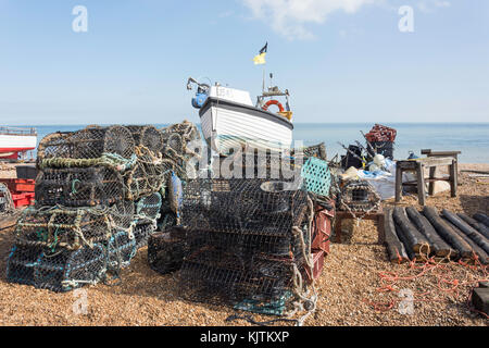 Hummer Töpfe und Angeln Boot am Strand, Deal, Kent, England, Vereinigtes Königreich Stockfoto