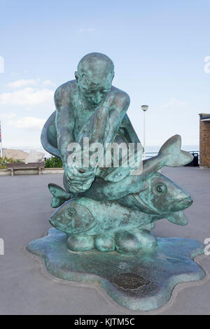 "Embracing am Meer" Skulptur und Deal Pier, Deal, Kent, England, Vereinigtes Königreich Stockfoto