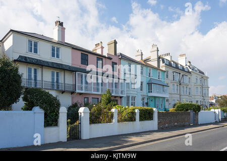 Alte Häuser, der Strand, Walmer und Deal, Kent, England, Vereinigtes Königreich Stockfoto