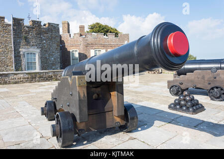 Kanonen auf der Burg firing Plattform, Walmer Castle & Gardens, Kingsdown Road, Walmer und Deal, Kent, England, Vereinigtes Königreich Stockfoto