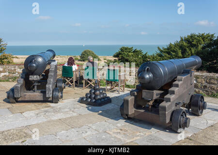 Kanonen auf der Burg firing Plattform, Walmer Castle & Gardens, Kingsdown Road, Walmer und Deal, Kent, England, Vereinigtes Königreich Stockfoto