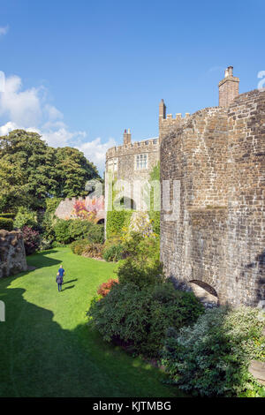 Graben und Mauern von Walmer Castle & Gardens, Kingsdown Road, Walmer und Deal, Kent, England, Vereinigtes Königreich Stockfoto