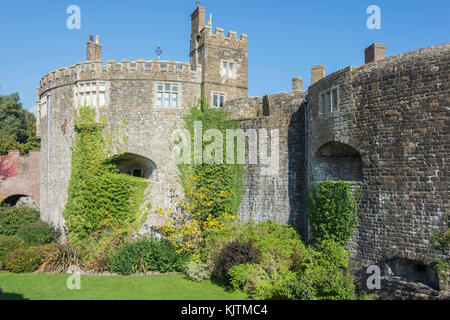 Graben und Mauern von Walmer Castle & Gardens, Kingsdown Road, Walmer und Deal, Kent, England, Vereinigtes Königreich Stockfoto