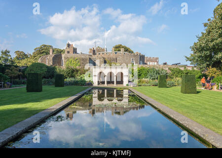 Queen's Mutter Garten und an Walmer Castle & Gardens, Kingsdown Road, Walmer und Deal, Kent, England, Vereinigtes Königreich Teich Stockfoto