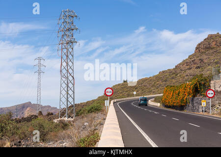 Mountain Road mit Strommasten durch das Dorf Arguayo in Santiago del Teide, Teneriffa, Kanarische Inseln, Spanien Stockfoto