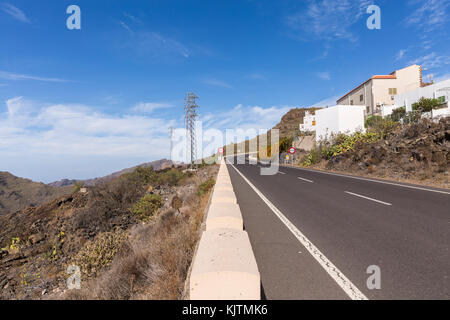 Mountain Road mit Strommasten durch das Dorf Arguayo in Santiago del Teide, Teneriffa, Kanarische Inseln, Spanien Stockfoto