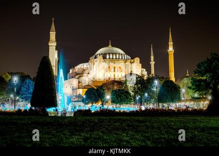 Nacht Blick von der Hagia Sophia, eine der wichtigsten und am meisten besuchten Sehenswürdigkeiten von Istanbul. Stockfoto