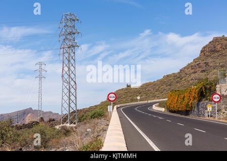 Mountain Road mit Strommasten durch das Dorf Arguayo in Santiago del Teide, Teneriffa, Kanarische Inseln, Spanien Stockfoto