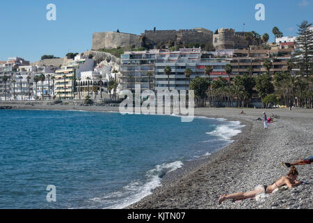 Spanien, Andalusien, Costa del Sol, Almunecar, Puerta del Mar Strand & Castillo San Miguel Stockfoto