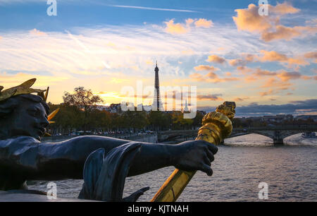 Die seine und Eiffelturm gesehen pont Alexandre III. Stockfoto