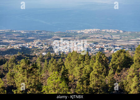 Luftaufnahme über Guia de Isora und Playa San Juan Küstenlinie in Teneriffa, Kanarische Inseln, Spanien Stockfoto