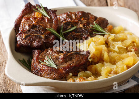 Lamm, Steak und würzige Apfelmus close-up in einer Schüssel auf dem Tisch. Horizontale Stockfoto