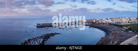 Panoramablick Luftaufnahme über den Hafen- wand der Fischerort Playa San Juan an der Westküste von Teneriffa, mit der Insel von La Gom Stockfoto