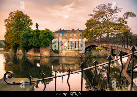 Wakefield, Großbritannien - 20 Oktober, 2016: Walton Hall, ein 4-Sterne Hotel in einer malerischen Kulisse des rollenden Park mit einem eigenen See, im Hintergrund der anc Stockfoto