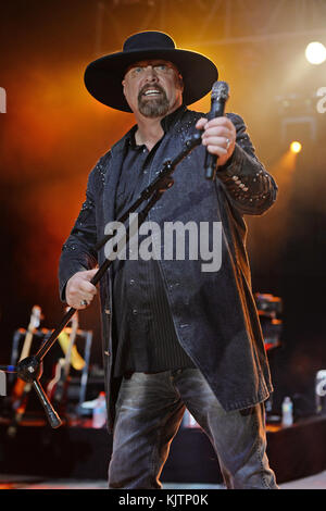 POMPANO BEACH FL - 15. OKTOBER: Eddie Montgomery aus Montgomery Gentry tritt am 15. Oktober 2016 im Pompano Beach Amphitheater in Pompano Beach, Florida auf Stockfoto