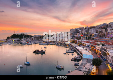 Abend im Hafen Mikrolimano in Athen, Griechenland. Stockfoto