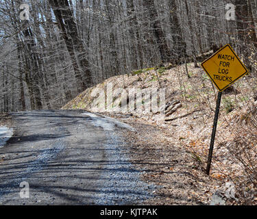 Schmutz Protokollierung Straße in den Adirondack Mountains Wilderness mit einer Warnung zu beobachten für Lkw anmelden. Stockfoto