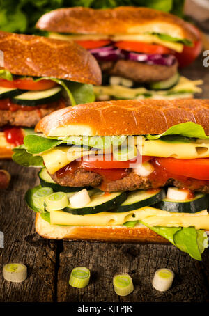 Selektiver Fokus in der Mitte des vorderen burger Sandwich Stockfoto