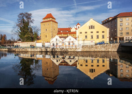 Gotic Turm am Flußufer, Ceske Budejovice, Tschechien, Europa Stockfoto