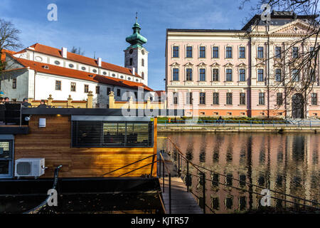 Café Boot, Kirche und Kloster, Ceske Budejovice Stadt Tschechien Stockfoto