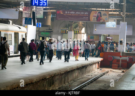 Passagiere auf der Plattform am Bahnhof Chhatrapati Shivaji Terminus in Mumbai, Indien Stockfoto