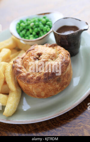 Steak-Pilz-Pie mit Pommes Frites und Erbsen Stockfoto