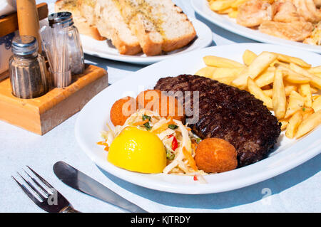 Gefüllte Beef Burger mit Pommes frites. eine gezielte Ausrichtung auf die Rindfleisch Burger Stockfoto