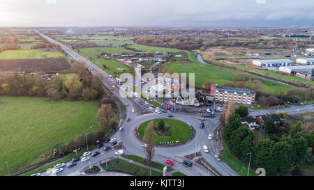 Luftaufnahme von Sporting Lodge Inns & Suites Greyhound Hotel, Warrington Road, Leigh, Greater Manchester, UK Stockfoto