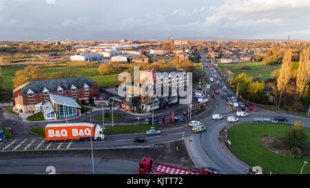 Luftaufnahme von Sporting Lodge Inns & Suites Greyhound Hotel, Warrington Road, Leigh, Greater Manchester, UK Stockfoto