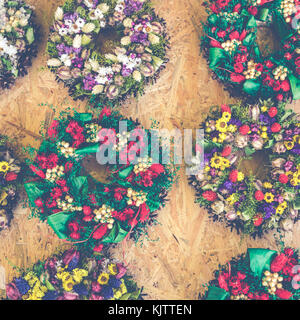 Weihnachtsmarkt der hausgemachte Kränze und andere Zusammensetzung aus trockene Blumen Stockfoto