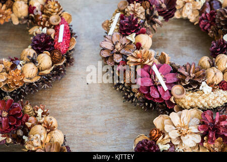 Weihnachtsmarkt der hausgemachte Kränze und andere Zusammensetzung aus trockene Blumen Stockfoto