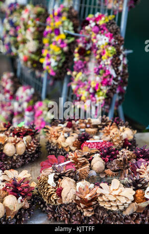 Weihnachtsmarkt der hausgemachte Kränze und andere Zusammensetzung aus trockene Blumen Stockfoto