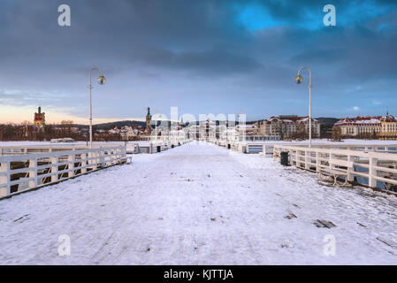 Am frühen Morgen im Schnee Pier in Sopot. Winterlandschaft. Polen. Stockfoto