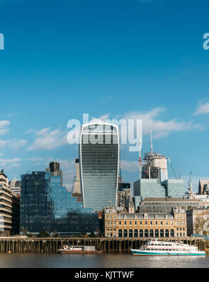 Themse und London Financial District Hintergrund an einem sonnigen Herbsttag Stockfoto