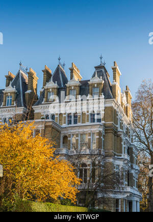 Die im edwardianischen Stil Luxus Wohnungen in South Kensington, London, UK im Herbst Stockfoto