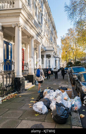 Luxus Wohnungen in South Kensington, London, Großbritannien mit Haufen Abfall/Müll auf den Bürgersteig Stockfoto