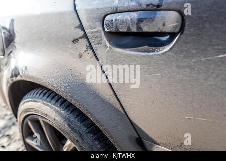 Teil eines schmutzigen Flecken Auto schließen. Stockfoto