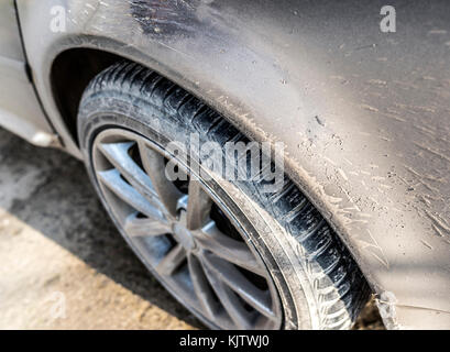 Teil eines schmutzigen Flecken Auto schließen. Stockfoto