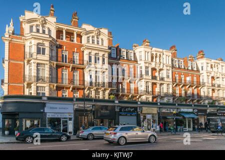 Gloucester Road (sw7) in London, Großbritannien, der an einem sonnigen Herbsttag Stockfoto