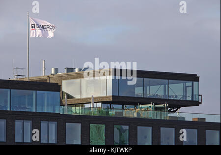 Bremen, Deutschland - 23. November 2017 - Penthouse auf dem ehemaligen Hauptquartier der bankrotten Beluga Reederei mit Flagge von Enercon win Stockfoto