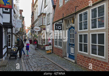 Bremen, Deutschland - 23. November 2017 - schmale Kopfsteinpflasterstraße im historischen Schnoor-Viertel mit Restaurants und Geschäften Stockfoto