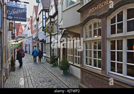 Bremen, Deutschland - 23. November 2017 - schmale Kopfsteinpflasterstraße im historischen Schnoor-Viertel mit Restaurants und Geschäften Stockfoto