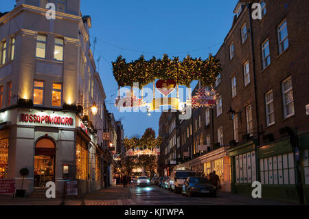 London, Großbritannien, 24. November 2017: Weihnachtsbeleuchtung auf 7 Rädern; saisonale Lichter werden über belebten Gegend von Central London angezeigt. Stockfoto