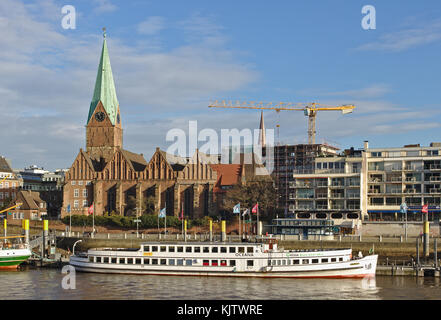 Bremen, 23. November 2017 - Passagierschiff Oceana an ihren Liegeplätzen vor der St. Martini-Kirche Stockfoto